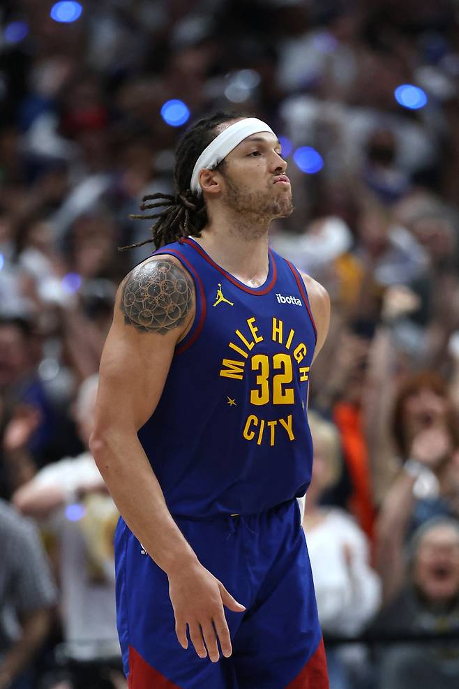 <yonhap photo-3134=""> DENVER, COLORADO - MAY 09: Aaron Gordon #32 of the Denver Nuggets reacts against the Oklahoma City Thunder during overtime in Game Three of the Western Conference Second Round NBA Playoffs at Ball Arena on May 09, 2025 in Denver, Colorado. NOTE TO USER: User expressly acknowledges and agrees that, by downloading and or using this photograph, User is consenting to the terms and conditions of the Getty Images License Agreement. Matthew Stockman/Getty Images/AFP (Photo by MATTHEW STOCKMAN / GETTY IMAGES NORTH AMERICA / Getty Images via AFP)/2025-05-10 14:05:07/ <저작권자 ⓒ 1980-2025 ㈜연합뉴스. 무단 전재 재배포 금지, AI 학습 및 활용 금지></yonhap>