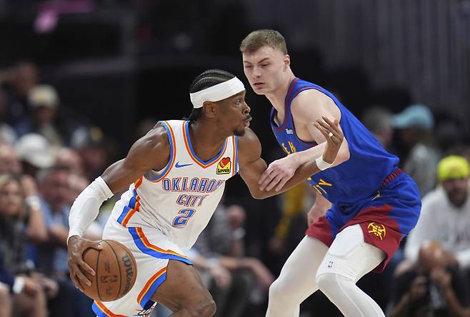 <yonhap photo-2878=""> Oklahoma City Thunder guard Shai Gilgeous-Alexander, left, drives past Denver Nuggets guard Christian Braun, right, in the first half of Game 3 in the Western Conference semifinals of the NBA basketball playoffs Friday, May 9, 2025, in Denver. (AP Photo/David Zalubowski)/2025-05-10 12:25:56/ <저작권자 ⓒ 1980-2025 ㈜연합뉴스. 무단 전재 재배포 금지, AI 학습 및 활용 금지></yonhap>