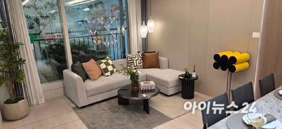 9일 인천 서구 청라동에 마련된 부천대장 A8 59㎡B타입 거실. [사진=이수현 기자]