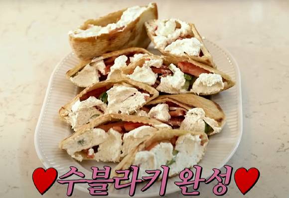 배우 최민수의 아내인 방송인 강주은은 유튜브 채널 '깡주은'을 통해 집에서도 간편하게 만들 수 있는 '그릭 수블라키 샌드위치' 조리법을 공개했다. 사진은 해당 샌드위치. [사진=유튜브 @깡주은 ]