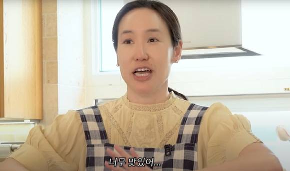 강주은은 수블라키를 피타 브레드(중동에서 즐겨 먹는 납작한 빵)에 담고 그릭 요거트와 샐러드를 곁들여 간편한 샌드위치 형태로 만들었다. [사진=유튜브 @깡주은]