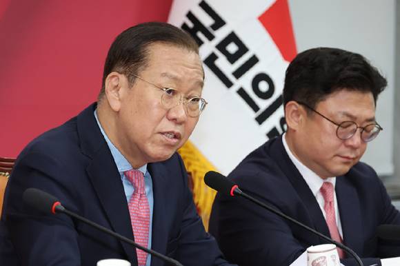 국민의힘 권영세 비상대책위원장이 10일 서울 여의도 국회에서 사상 초유의 대선 후보 교체에 대한 입장을 밝히고 있다.  [사진=연합뉴스]