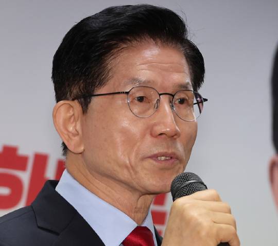 김문수 국민의힘 대선후보가 10일 서울 여의도 캠프 사무실에서 긴급 기자회견을 열고 당 지도부의 대선 후보 교체 강행에 대한 입장을 밝히고 있다.  [사진=연합뉴스]