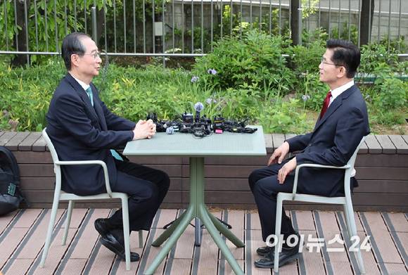 국민의힘 김문수 대선후보와 무소속 한덕수 대선 예비후보가 8일 서울 여의도 국회에서 후보 단일화와 관련해 회동하고 있다. [사진=곽영래 기자]