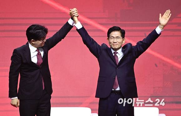 김문수 국민의힘 대선 후보가 3일 오후 경기 일산 킨텍스에서 열린 제5차 전당대회에서 최종 후보로 확정된 뒤 기뻐하고 있다. [사진=곽영래 기자]