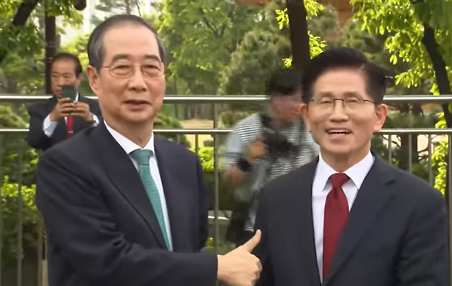 지난 8일 김문수(오른쪽) 후보와 한덕수 후보가 2차 단일화 회동에 앞서 악수를 하는 모습. (SBS 캡처)