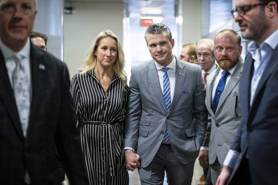 도널드 트럼프 대통령의 국방장관 후보인 피트 헤그세스가 지난해 12월 10일(현지시간) 미국 워싱턴 D.C.에서 상원의원들과의 회동을 마치고 부인 제니퍼 라우셰와 함께 미국 국회의사당을 걷고 있다. EPA=연합뉴스