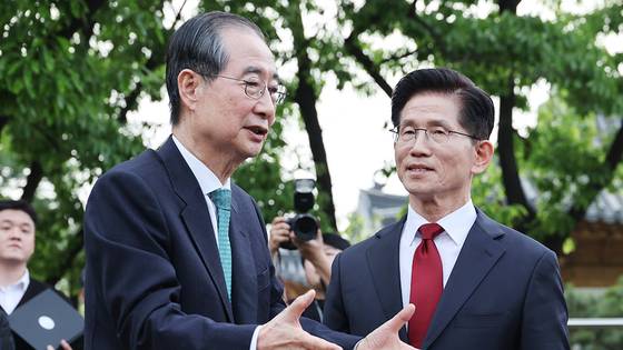 국민의힘 김문수 대선후보와 무소속 한덕수 대선 예비후보가 8일 서울 국회 사랑재에 위치한 커피숍에서 회동을 마친 후 인사하고 있다. 연합뉴스