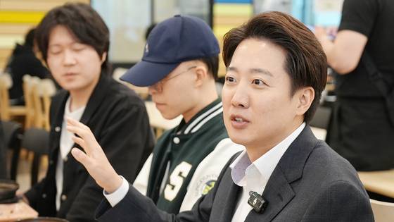 이준석 개혁신당 대선 후보가 9일 오전 서울 종로구 성균관대를 찾아 학생들과 학식을 먹었다. 사진 이준석 캠프