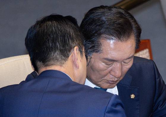 정청래 더불어민주당 의원이 지난달 16일 국회 본회의에서 박성준 원내수석부대표와 대화를 나누고 있다. 뉴스1