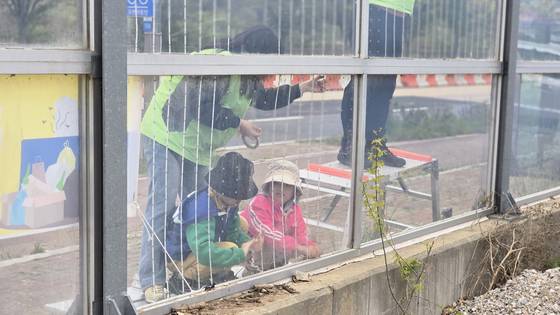 인천녹색연합이 시민들과 인천 영종 용유로 방음벽에 조류 충돌 저감 스티커를 부착하는 모습. 인천녹색연합 제공