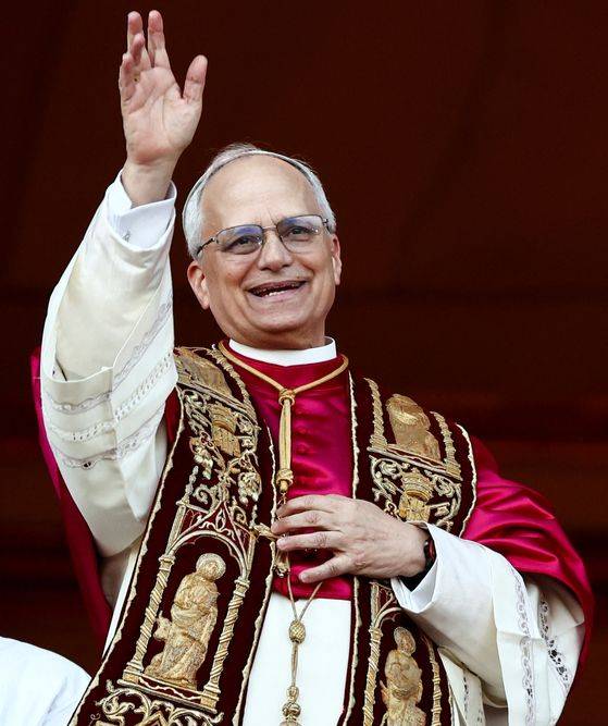 미국 출신의 로버트 프랜시스 프레보스트 추기경(즉위명 레오 14세)이 8일(현지시간) 신임 교황에 선출된 뒤 바티칸 성 베드로 대성전 발코니에서 “평화가 여러분 모두와 함께하기를”이라고 첫 인사말을 한 뒤 손을 흔들고 있다. 레오 14세 교황은 2027년 한국을 방문할 예정이다. [로이터=연합뉴스]