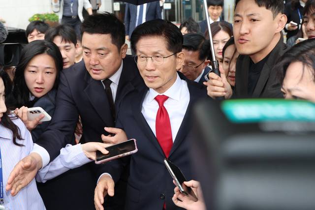 ▲ 국민의힘 김문수 대선 후보가 9일 서울 여의도 국회에서 열린 의원총회에서 권영세 비상대책위원장과 충돌 후 의총장에서 나와 국회를 떠나고 있다. 2025.5.9 연합뉴스