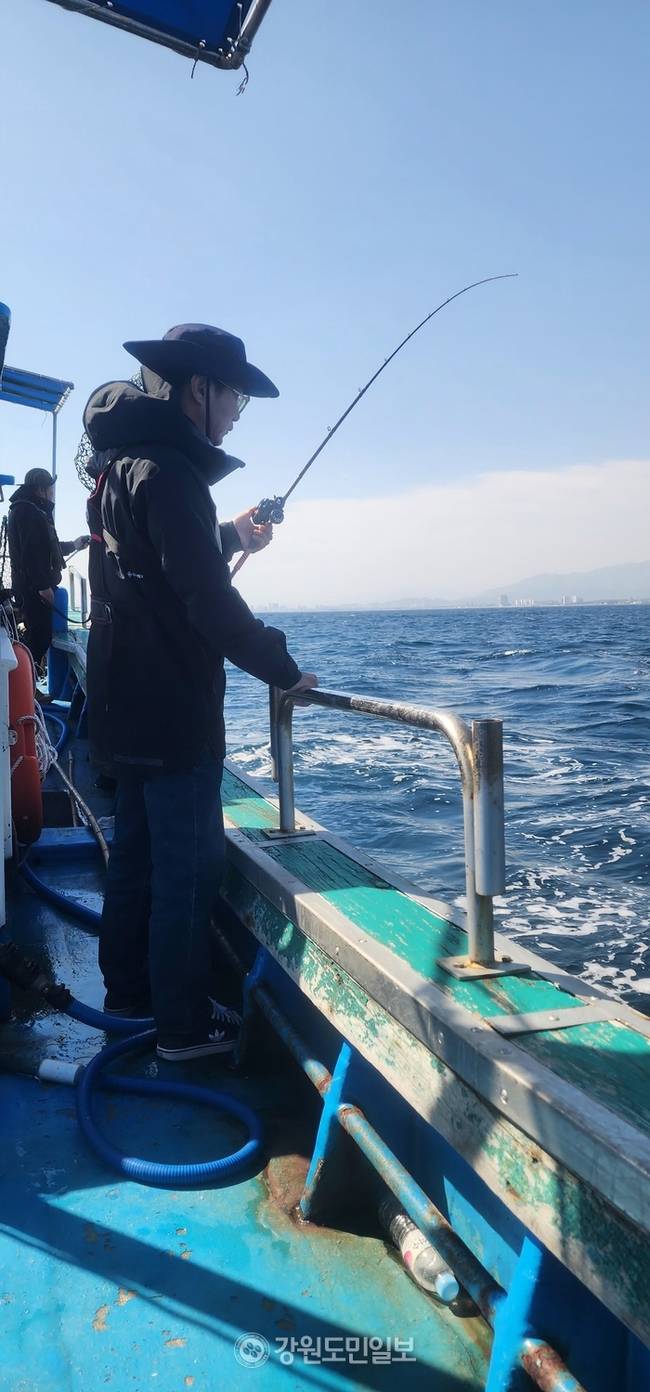 ▲ 강태공들이 대구 낚시 삼매경에 빠져 있다.