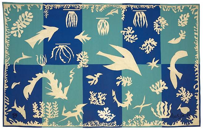 폴리네시아, 바다(1946). 엷은 하늘색과 짙은 푸른색 사각형 바탕 위에 식물과 물고기와 새가 조화롭게 공존하고 있다. /퐁피두센터