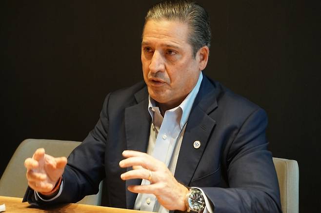 존 지아마테오 블랙베리 CEO가 한국경제신문과 인터뷰하고 있다. / 사진=블랙베리