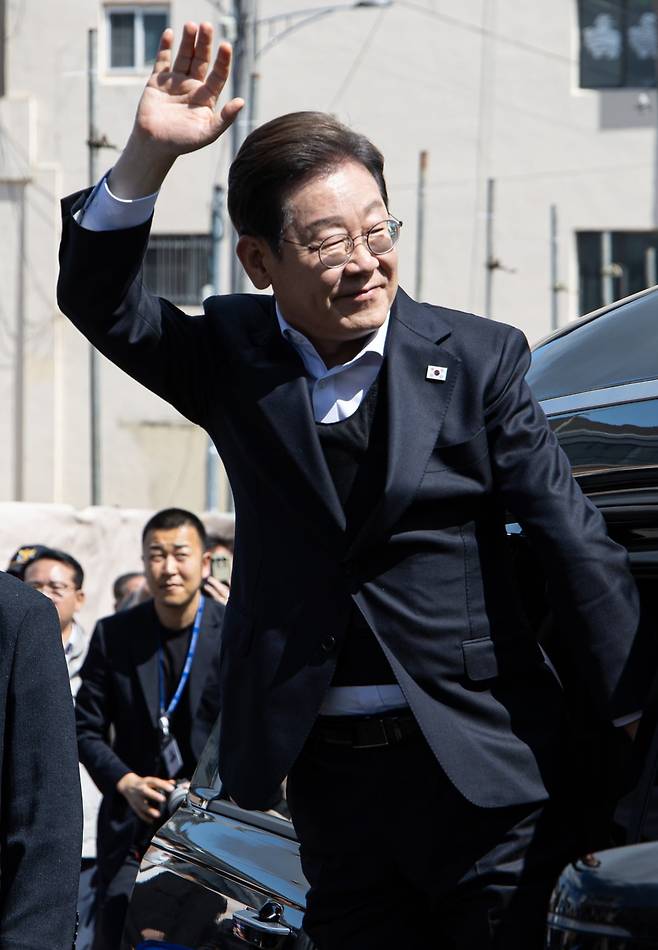 경청투어에 나선 이재명 더불어민주당 대통령 후보가 10일 오전 경남 창녕군 창녕읍 창녕정기시장에 도착한 후 시민들을 향해 인사하고 있다. 뉴스1