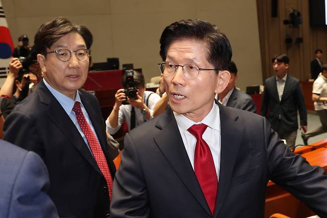 김문수 국민의힘 대선 후보가 9일 의원총회에서 권영세 비상대책위원장의 단일화 압박에 항의하며 의총장을 나가고 있다. 연합뉴스