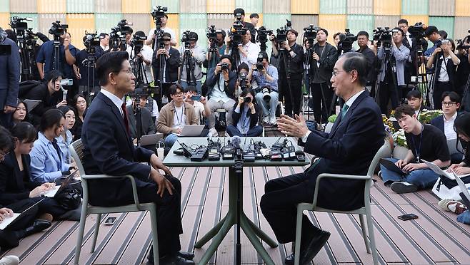 <‘2차’는 생중계로> 김문수 국민의힘 대선 후보와 한덕수 무소속 대선 예비후보가 8일  국회 사랑재 앞 카페에서 만나 후보 단일화를 논의하고 있다. 박민규 선임기자