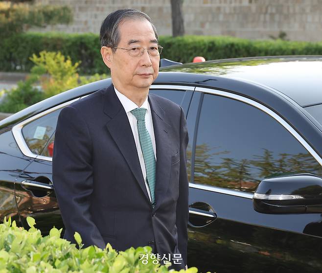 지난 7일 한덕수 당시 무소속 예비후보가 서울 종로구 삼청동 모 식당에서 예정된 단일화 관련 회동을 위해 이동하고 있다. 문재원 기자