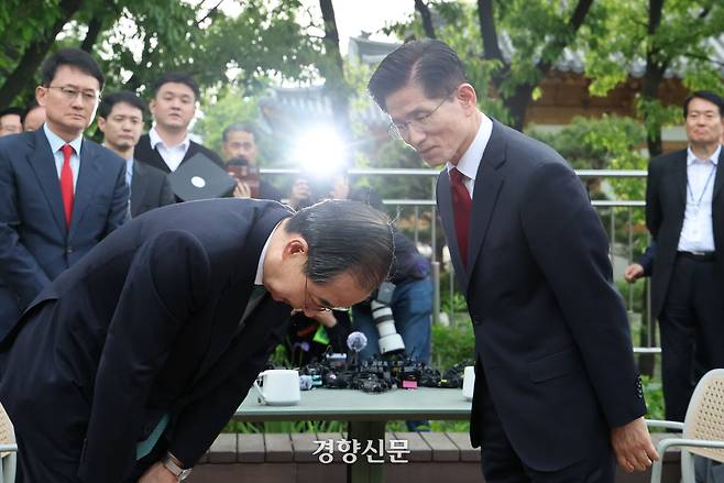 김문수 국민의힘 대통령 후보와 한덕수 무소속 대선 예비후보가 5월 8일 서울 여의도 국회 강변서재에서 후보 단일화 관련 공개 회동을 마치고 인사하고 있다. /박민규 선임기자