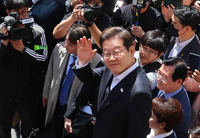 이재명 더불어민주당 대선 후보가 10일 경남 창녕군 창녕공설시장을 찾아 지지자들을 향해 손을 흔들며 인사하고 있다. 연합뉴스