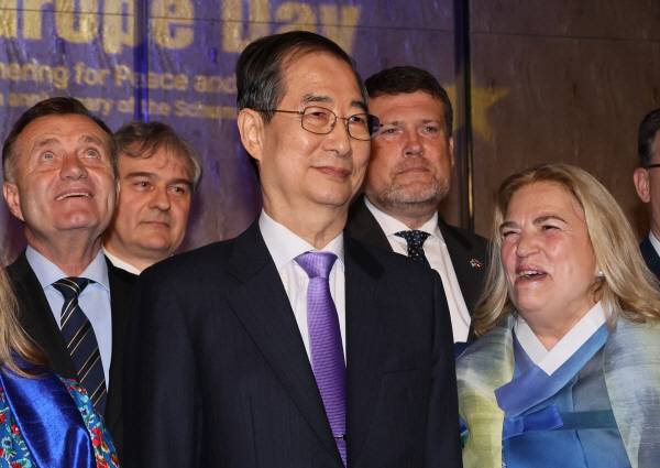 한덕수 대선 예비후보가 9일 서울 한 호텔에서 열린 외교행사에서 참석자들과 기념촬영을 하고 있다.  연합뉴스