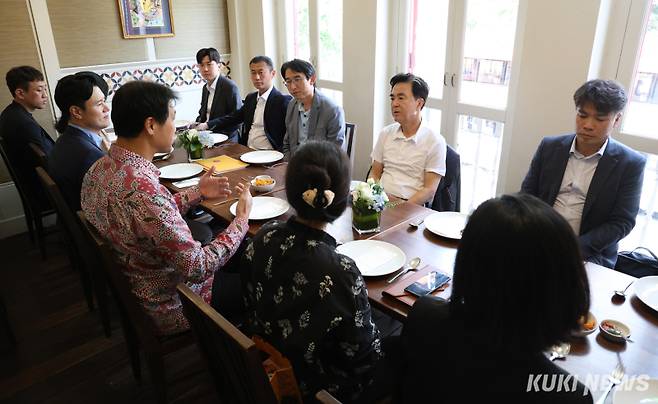 김태흠 충남지사는 9일 홍진욱 주싱가포르 대한민국 대사를 만나 현지를 비롯한 동남아시아 지역 시장 상황을 청취하며 도내 기업의 진출 확대 방안을 모색했다.&nbsp;