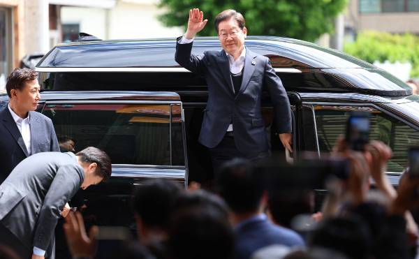 영남 신라벨트 골목골목 경청투어에 나선 이재명 더불어민주당 대선 후보가 10일 경남 의령군 의령전통시장에 도착해 차에서 내리며 지지자들을 향해 인사하고 있다. 연합뉴스