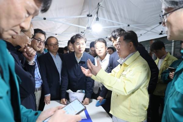 지난달 11일 박승원 광명시장이 신안산선 광명구간 터널 붕괴 사고 현장을 점검하고 있다. 광명시 제공