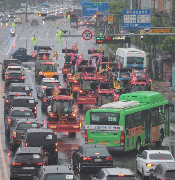 10일 서울 금천구 석수역 인근에서 전농 전봉준투쟁단이 광화문 집회에 참가하기 위해 트랙터 상경 시위를 전개, 서울 시내로 향하고 있다. 연합뉴스