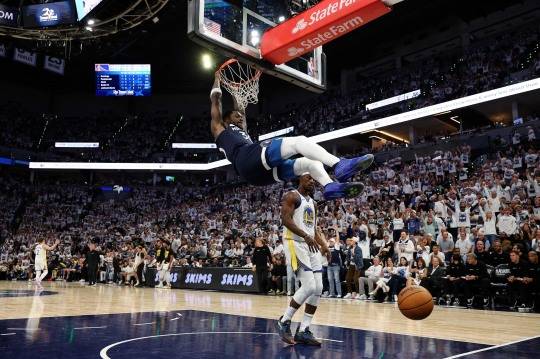 덩크하는 줄리어스 랜들. 사진[AFP=연합뉴스]