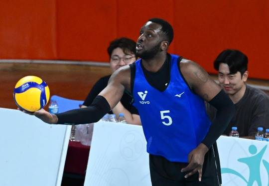 외국인 선수 트라이아웃에서 서브 준비하는 에번스. 사진[연합뉴스]