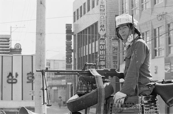 ▲1980년 5월 시민군으로 참여한 차복환씨. 촬영자=이창성, 사진=5·18기념재단