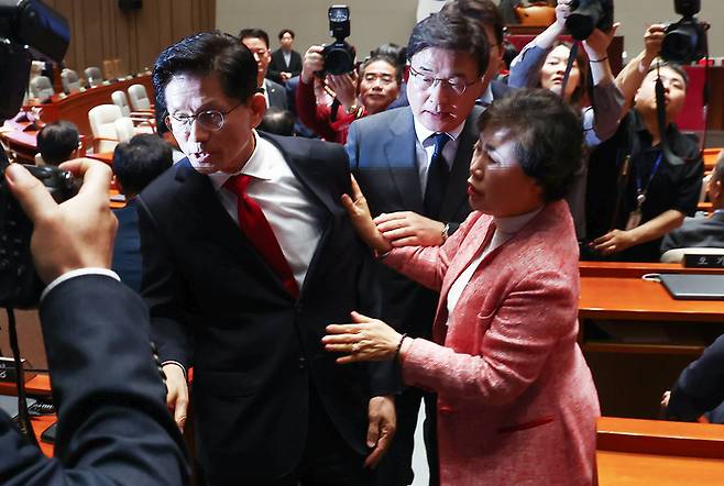 김문수 국민의힘 대통령 후보가 지난 9일 서울 여의도 국회에서 열린 의원총회에서 “무소속을 당 후보 만들려 불법부당 수단 동원, 중단하라”며 입장을 밝힌 뒤 의총장을 떠나자 의원들이 이를 말리고 있다. [사진출처 = 뉴스1]