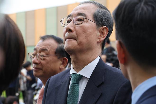 한덕수 무소속 대선 예비후보가 지난 8일 서울 국회 사랑재에 위치한 커피숍에서 국민의힘 김문수 대선후보와 후보 단일화 관련 회동을 마치고 생각에 잠겨 있다. [사진 출처 = 연합뉴스]