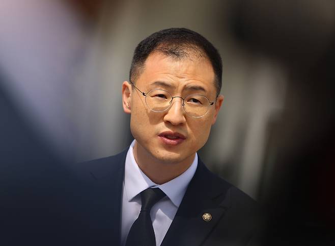 12·3 비상계엄 및 윤석열 전 대통령 탄핵과 관련해 국민의힘 내에서 탈당 압박을 받아온 김상욱 의원이 지난 8일 서울 동작구 현충원에서 참배 후 탈당 입장을 밝히고 있다. [사진 출처 = 연합뉴스]