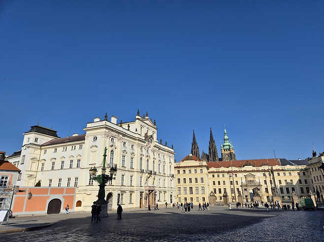 프라하성 입구와 나란히 있는 왼쪽의 슈테른베르크 궁전은 국립 미술관으로 쓰이고 있다. ©김슬기