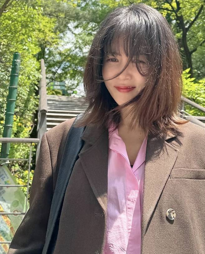 앞머리를 가볍게 내려 자연스레 뻗은 긴 머리는 스타일에 무심한 듯한 터치를 더했고, 전체적으로 꾸미지 않은 듯 편안하면서도 단정한 꾸안꾸의 정석을 보여줬다.사진=황우슬혜 SNS