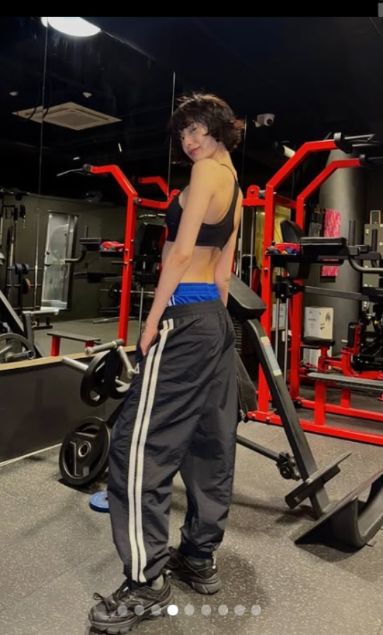 스포츠 브라톱에 레이어드한 듯한 하의 스타일링은 과감하면서도 개성 넘치는 면모가 인상적이다.사진=나나 SNS