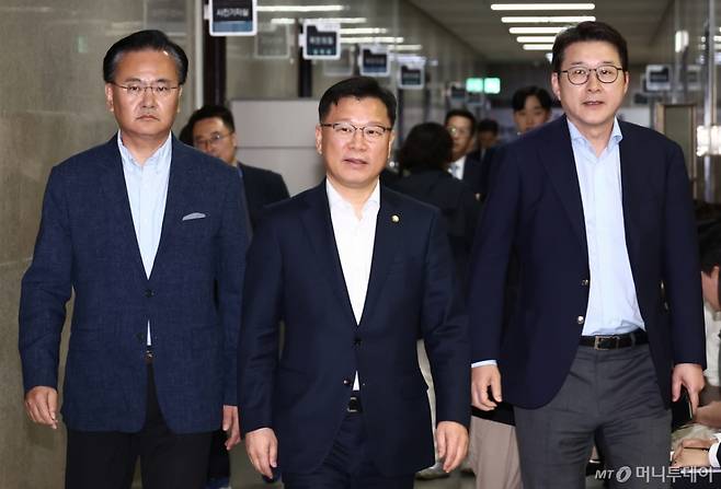 (서울=뉴스1) 김민지 기자 = 이양수 국민의힘 사무총장이 9일 서울 여의도 국회에서 김문수 후보와 한덕수 예비후보 대리인단과의 단일화 협상 회동에 참석하고 있다.  왼쪽부터 단일화 추진 본부장인 유상범 의원, 이 사무총장, 신동욱 수석대변인. 2025.5.9/뉴스1  Copyright (C) 뉴스1. All rights reserved. 무단 전재 및 재배포,  AI학습 이용 금지. /사진=(서울=뉴스1) 김민지 기자