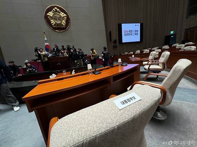 (서울=뉴스1) 안은나 기자 = 9일 서울 여의도 국회 국민의힘 의원총회장인 예결위회의장에 김문수 대통령 후보 자리를 알리는 스티커가 붙어있다. 2025.5.9/뉴스1 Copyright (C) 뉴스1. All rights reserved. 무단 전재 및 재배포, AI학습 이용 금지. /사진=(서울=뉴스1) 안은나 기자