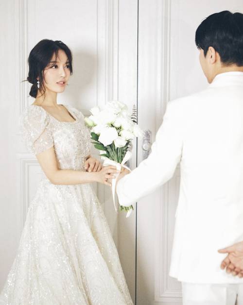 결혼 소식을 알린 그룹 AOA 출신 도화(옛 활동명 찬미)가 방송에서 결혼 준비 과정을 공개한다. 인스타그램에 결혼 소식을 전하면서 올린 웨딩 사진./사진=도화 인스타그램