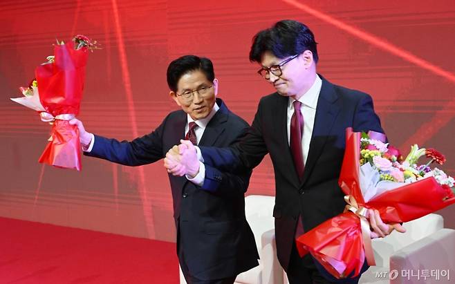[고양=뉴시스]  3일 경기 고양 킨텍스에서 열린 국민의힘 대선 후보 선출 전당대회에서 최종 후보로 선출된 김문수 후보가 한동훈 후보와 손을 잡고 있다. (공동취재) 2025.05.03.