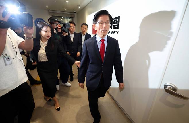 김문수 국민의힘 대선 후보가 중앙당사 대통령후보실로 이동했다. 사진은 국민의힘 중앙당사 대통령후보실로 들어가는 김 후보. /사진=뉴시스