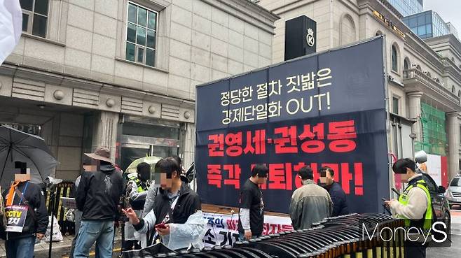 김문수 국민의힘 대선 후보 지지자들이 대선 후보 교체 추진에 대한 불만을 쏟아냈다. 사진은 국민의힘 중앙당사 앞에서 당 지도부를 비판하는 김 후보 지지자. /사진=김동욱 기자