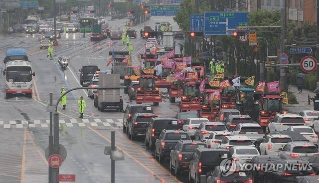 10일 석수역 인근에서 전국농민회총연맹 전봉준투쟁단이 광화문에서 열리는 ‘내란농정 청산 농업대개혁 실현 범시민대회’에 참석하기 위해 트랙터 상경 시위를 하며 서울 시내로 향하고 있다. 연합뉴스