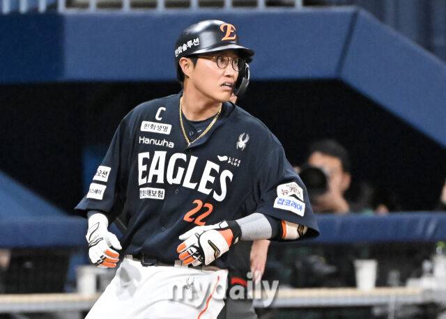 9일 오후 서울 고척동 고척스카이돔에서 진행된 '2025 프로야구 KBO리그' 키움히어로즈와 한화 이글스의 경기. 한화 채은성이 9회초 2사 1루서 1타점 적시타를 터뜨린 뒤 3루에 들어가고 있다/고척=송일섭 기자 andlyu@mydaily.co.kr