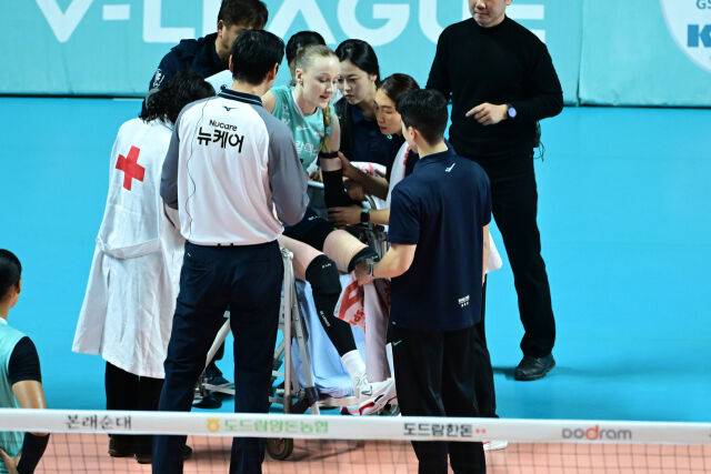 GS 칼텍스 스테파니 와일러가 부상을 당한 뒤 들것에 실려 나가고 있다./KOVO