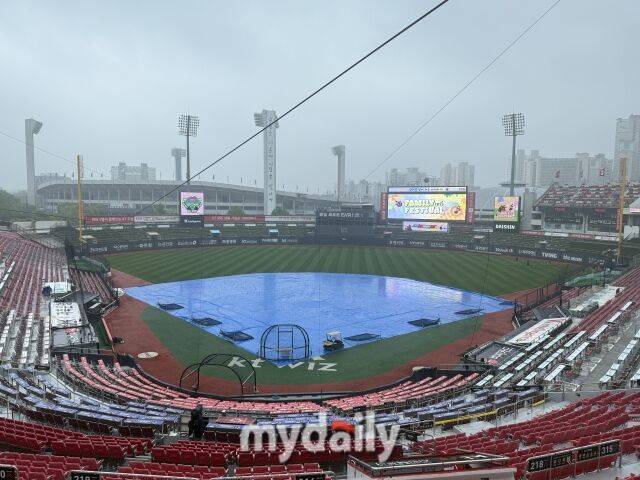 점점 많은 비가 쏟아지고 있는 KT위즈파크./수원 = 박승환 기자